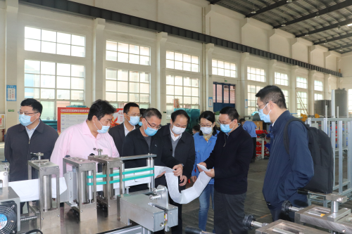 考察N95口罩機生產情況.jpg