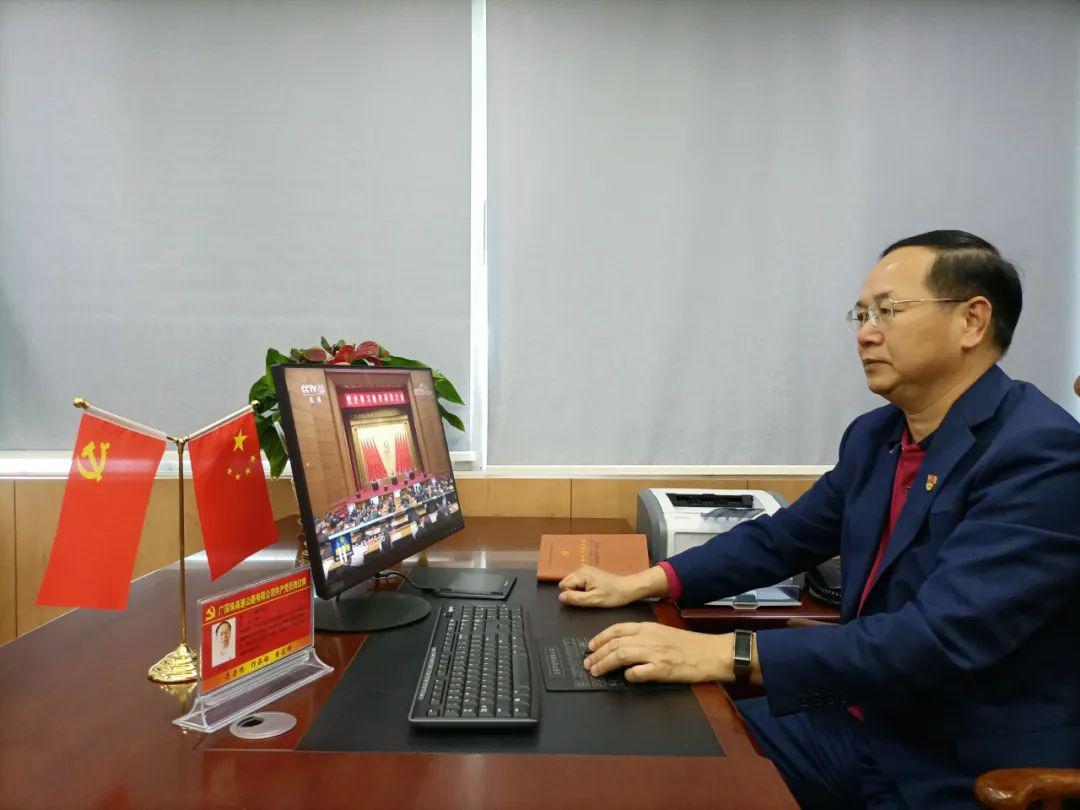 04王偉在網上收看.jpg