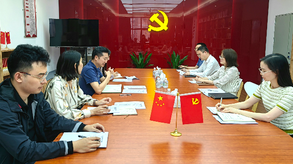 1-6黨建工作部與投資管理部聯(lián)合黨支部學(xué)習(xí)傳達(dá)會(huì).jpg