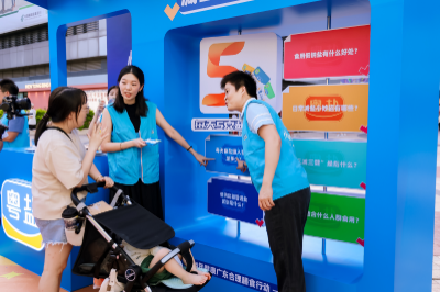 圖2 工作人員在活動現場為附近居民科普減鹽知識.jpg