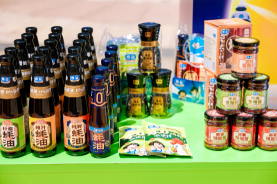 圖7 豐富的“粵鹽”調味品系列在現場展示.jpg