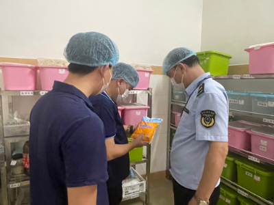東莞公司工作人員配合黃江鎮市場監管局檢查學院飯堂.jpg
