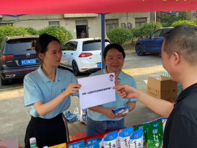 東莞公司工作人員與市民群眾進行游戲互動.jpg