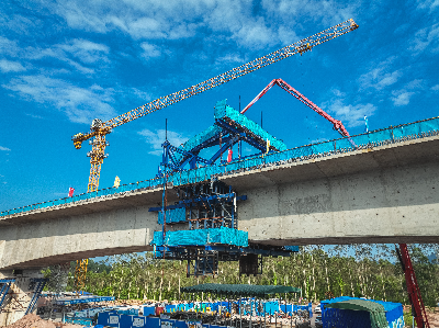 等待澆筑的跨宋龍河特大橋跨規(guī)劃肇明高速連續(xù)梁.jpg