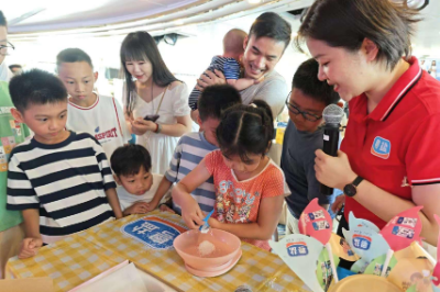 湛江公司工作人員通過小游戲與群眾互動.jpg