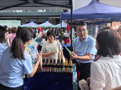 陽江公司工作人員向群眾講解“粵鹽”不同品種食鹽.jpg