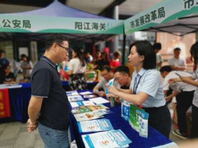 陽江公司工作人員向群眾科普“每天就要5克鹽”的健康用鹽理念.jpg