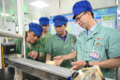 圖為書記項目攻堅團隊到生產(chǎn)車間進行三現(xiàn)主義，對新投入的設(shè)備進行優(yōu)化.png